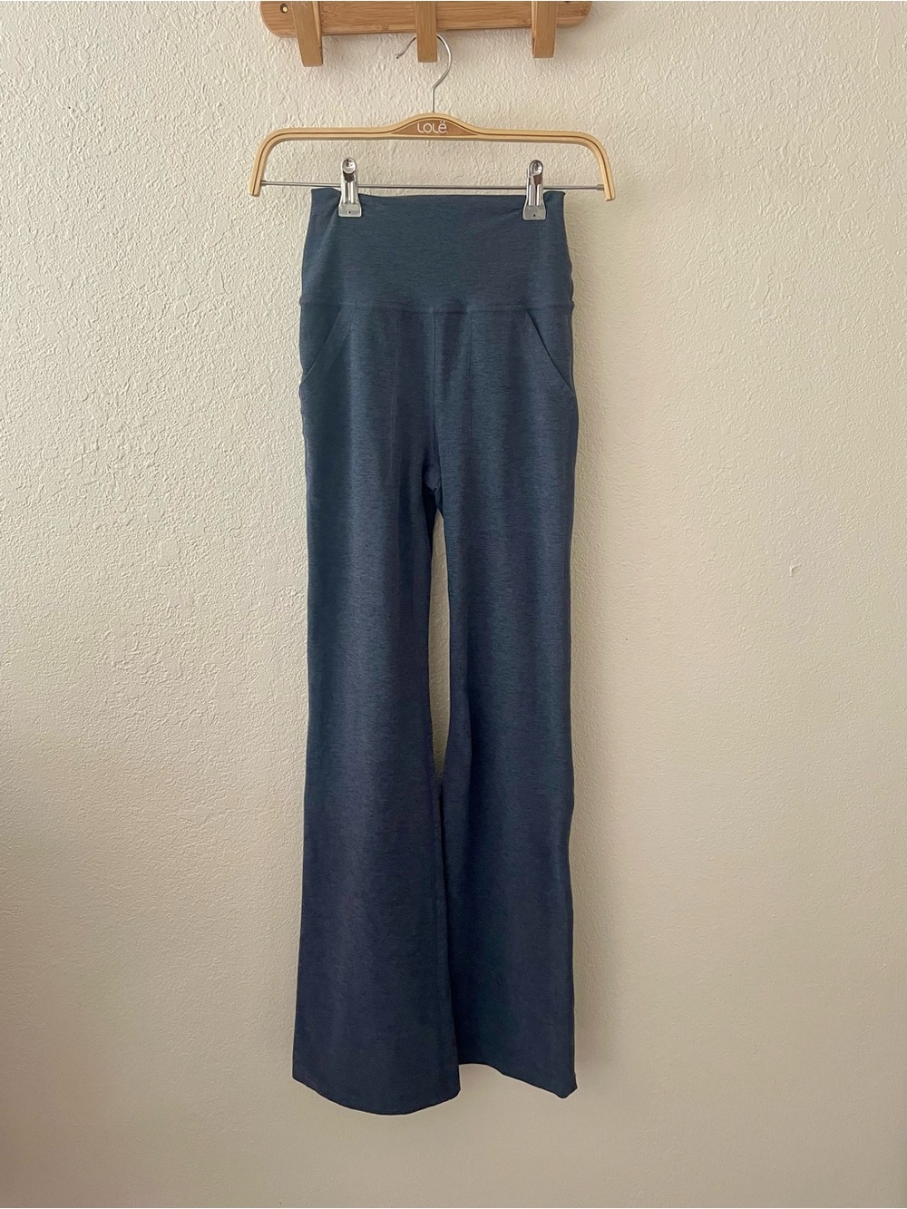 Kirkland Signature Women’s Heather Gray Wide Leg Flare Stretch Athletic Leggings